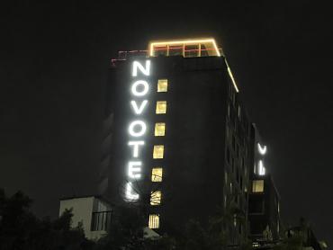 ไฟประดับอาคารโรงแรม Novotel (Sukumvit soi 4) (floor 26)
