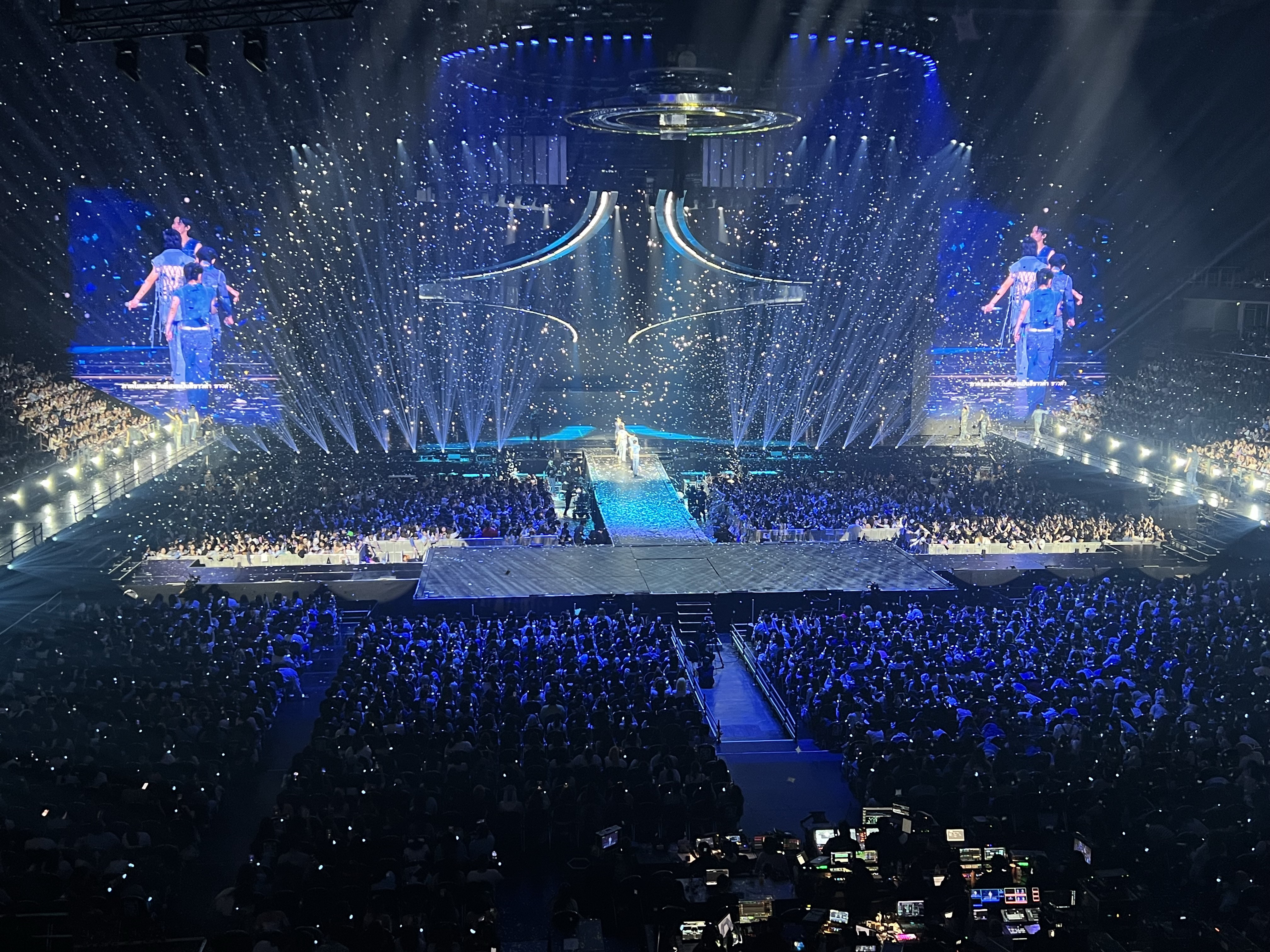 BUS The 1st concert LIGHT THE WORLD 2025